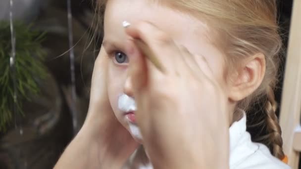 Na dívce namalované na tváři — Stock video