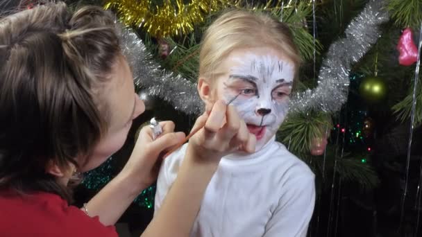 Em menina pintada no rosto — Vídeo de Stock