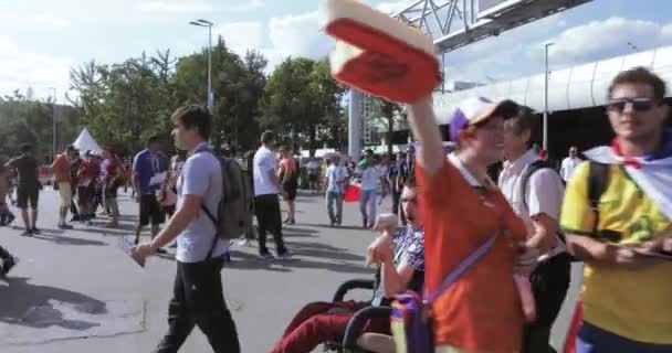 Funktionshindrade fläkt och medföljande personer — Stockvideo