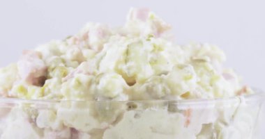 Salata Olivier bir vazoda
