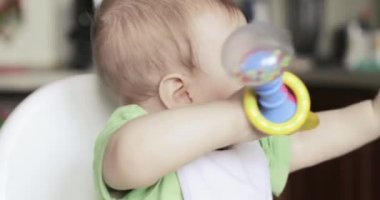 Bebek Çocuk bir diş kesici tarafından oynanır