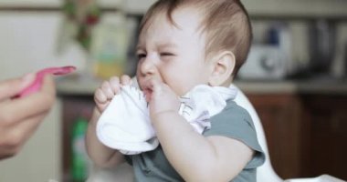 Bebek püre yapmayı reddediyor.