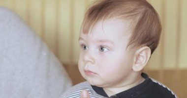 Çocuk Çocuk TV izliyor