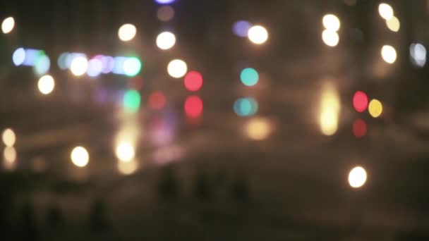 Trafiken blinkar på natten och snöblandat — Stockvideo