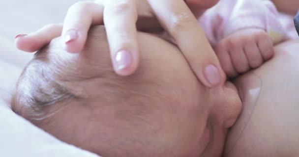 男の子の赤ちゃんをベッドに suckles します。 — ストック動画