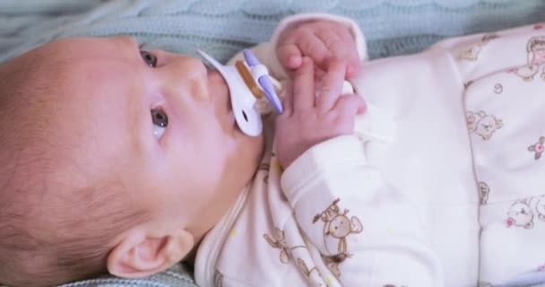 Bebê com chupeta — Vídeo de Stock