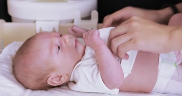 Mãe veste o bebê — Vídeo de Stock
