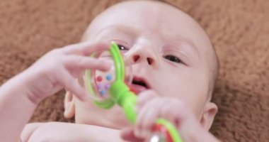 Bebek çıngırak ile