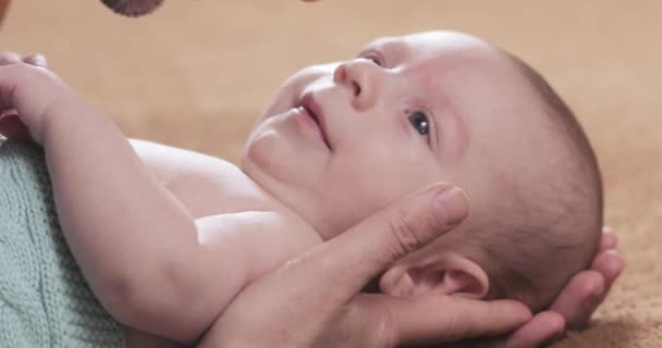 Pappa med baby pojke på säng — Stockvideo