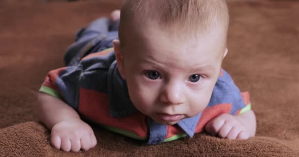 Niño niño aprender a gatear — Vídeos de Stock