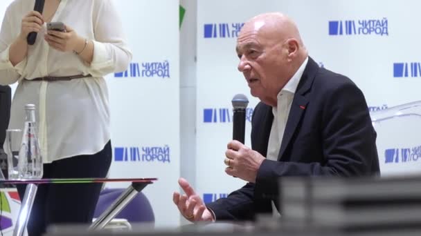 Vladimir Pozner vid presentationen av boken — Stockvideo