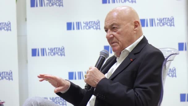 Vladimir Pozner kitabın sunumunda — Stok video