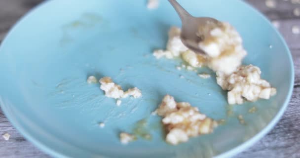 Harina de avena en un plato con mermelada — Vídeo de stock