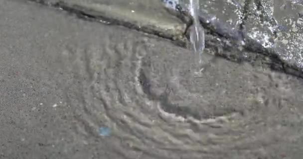 タイルに水を注ぐ — ストック動画