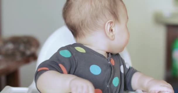 Baby Boy blir rädd och gråter — Stockvideo