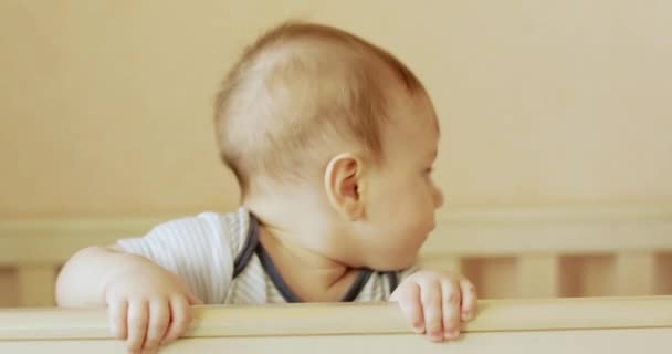 小男孩在一张婴儿床 — 图库视频影像