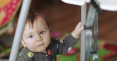 Bebek ayakta durmayı öğreniyor.