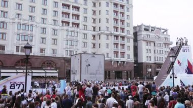 Sıçrama tahtası ve hileler için slayt üzerinde bisiklet ve scooter