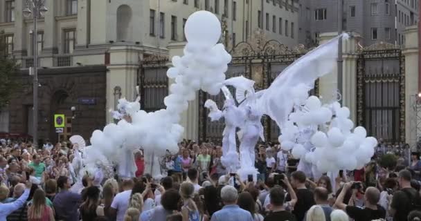 Danseurs sur échasses en costumes d'elfes blancs ou de papillons avec des boules gonflables — Video