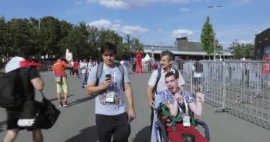 Engelli fan ve eşlik eden insanlar