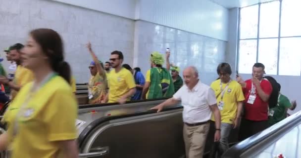 Fußballfans der serbischen U-Bahn — Stockvideo