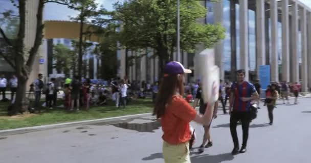 Voluntarios frente al fútbol — Vídeo de stock