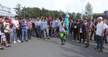 Animatör futbol hileler gösterir