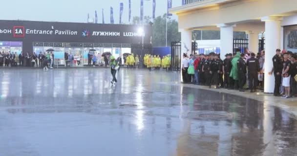 橄榄球球迷在阵雨下在体育场的完成以后 — 图库视频影像
