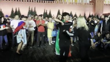 Futbol hayranları dans Kızıl meydan