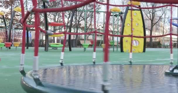 Вращение карусели в парке — стоковое видео