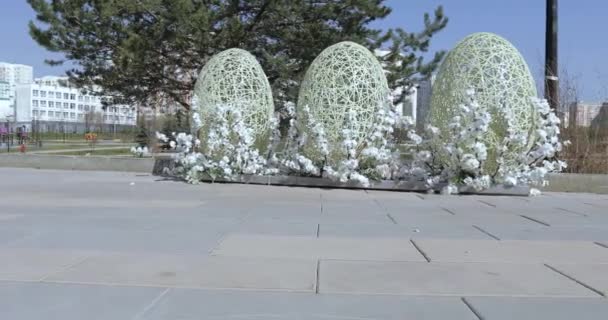 Huevos de Pascua en el parque — Vídeos de Stock