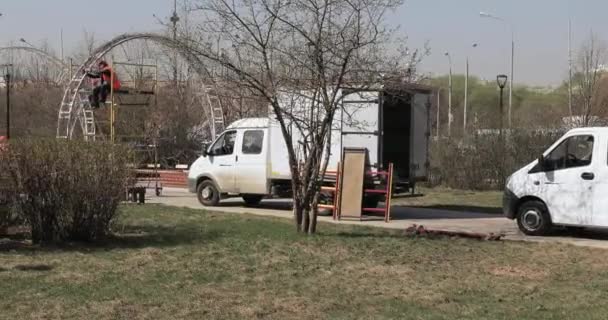 Trabajadores montado arco decorativo — Vídeos de Stock