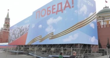 9 Mayıs kutlamaları için Kızıl Meydan'ı hazırlamak