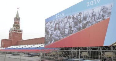 9 Mayıs kutlamaları için Kızıl Meydan'ı hazırlamak