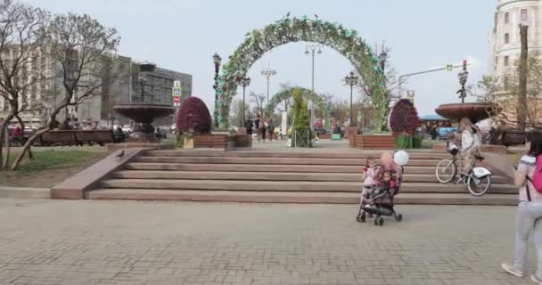 公园里的复活节人物 — 图库视频影像