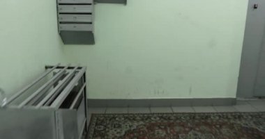 Girişteki asansörü arayın