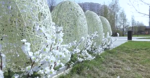 Velikonoční vajíčka v parku — Stock video