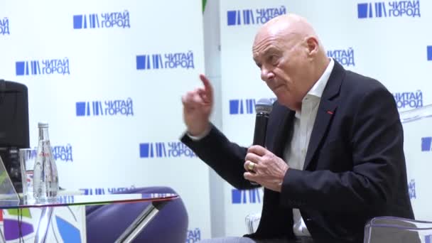 Vladimir Pozner bei der Vorstellung des Buches — Stockvideo