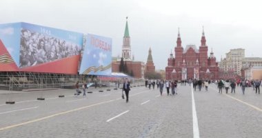 9 Mayıs kutlamaları için Kızıl Meydan'ı hazırlamak