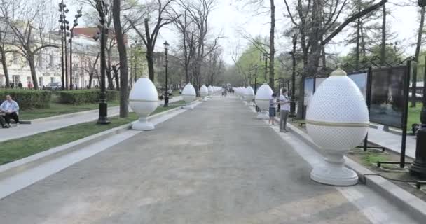 Huevos de Pascua en el parque — Vídeos de Stock