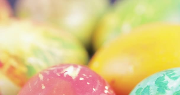 Многоцветные пасхальные яйца — стоковое видео