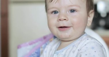 Bebek Çocuk gülüyor