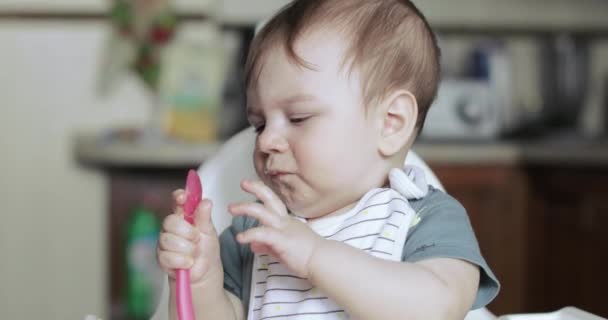 Bebé chico se niega gachas — Vídeo de stock