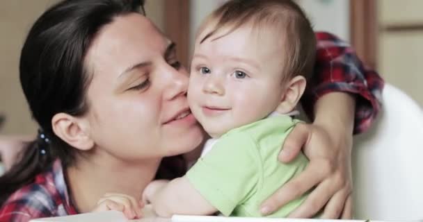 Niño en silla con madre jugar — Vídeo de stock