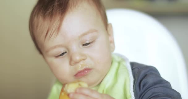 Хлопчик їсть банан — стокове відео