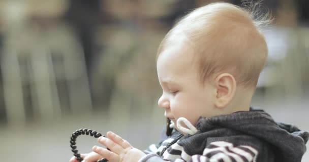 Baby jongen in het winkelcentrum — Stockvideo