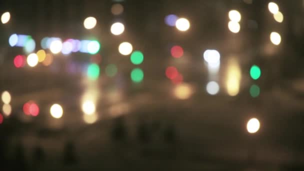 Nachtblinklicht und Schneeregen — Stockvideo