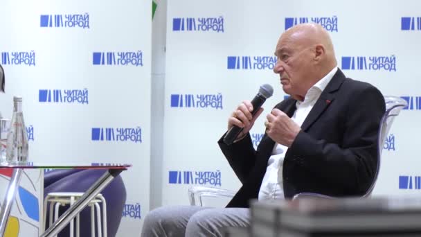 Vladimir Pozner vid presentationen av boken — Stockvideo