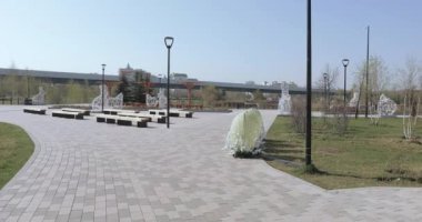 Parkta Paskalya figürleri