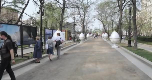 Huevos de Pascua en el parque — Vídeos de Stock